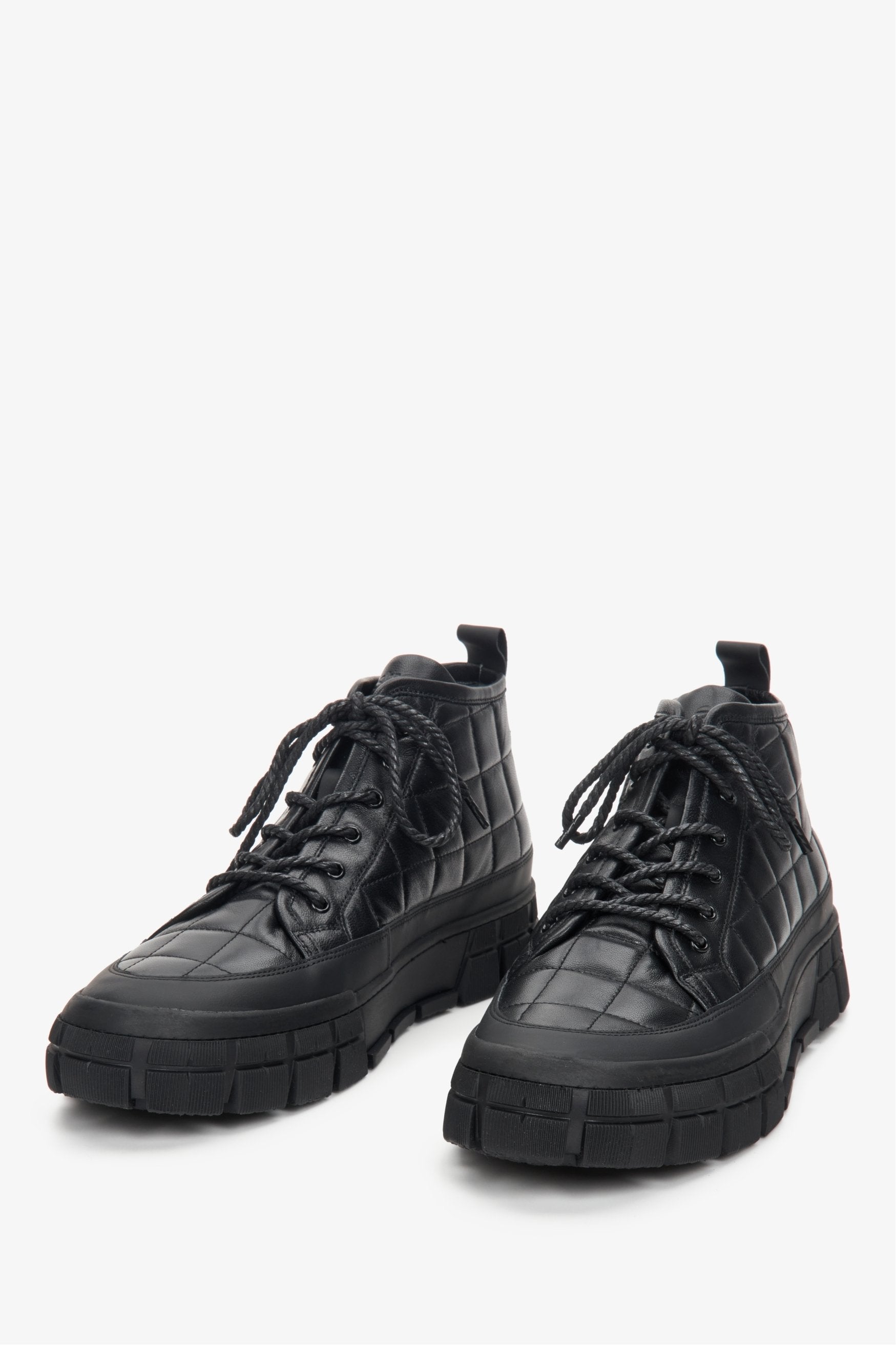 Elevated men's lace-up sneakers in black made of genuine leather by Estro.