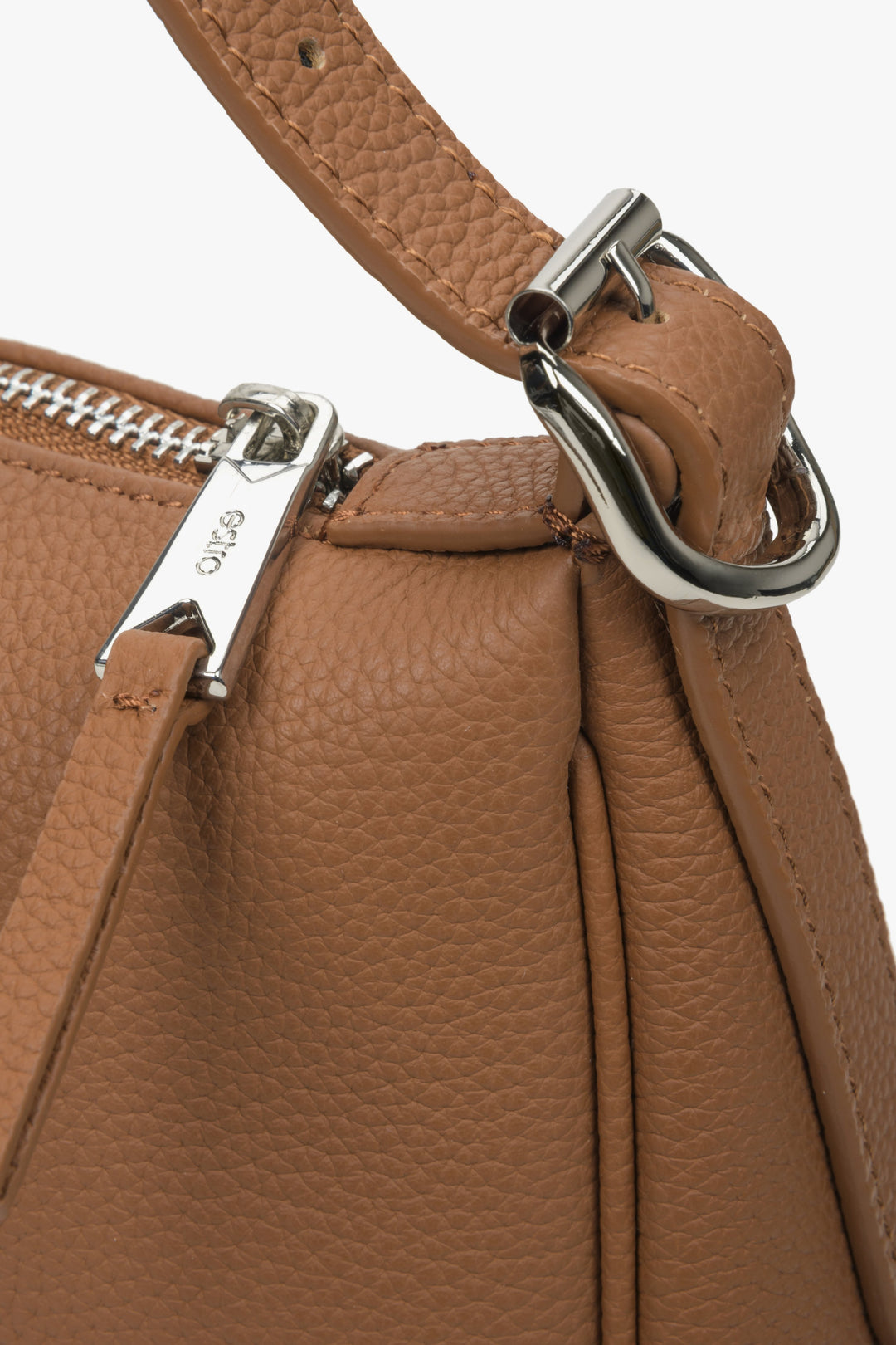 Leather shoulder bag in brown - close-up on the details.
