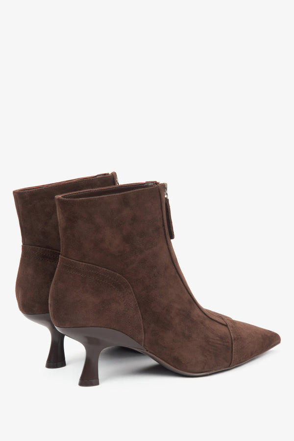 Dark brown women's ankle boots with a low stiletto heel made of natural velour by Estro – heel and stiletto close-up.