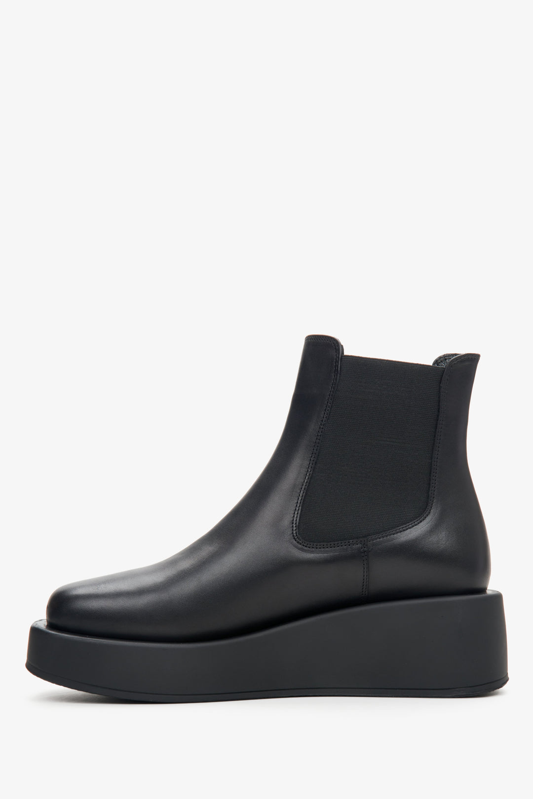 Estro brand women's black platform boots made of genuine leather - shoe profile.