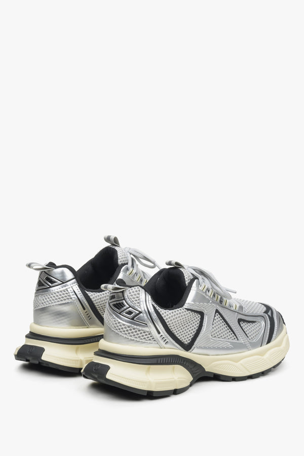 Women's silver and black ES 8 sneakers - presentation of the heel and side line of the shoes.