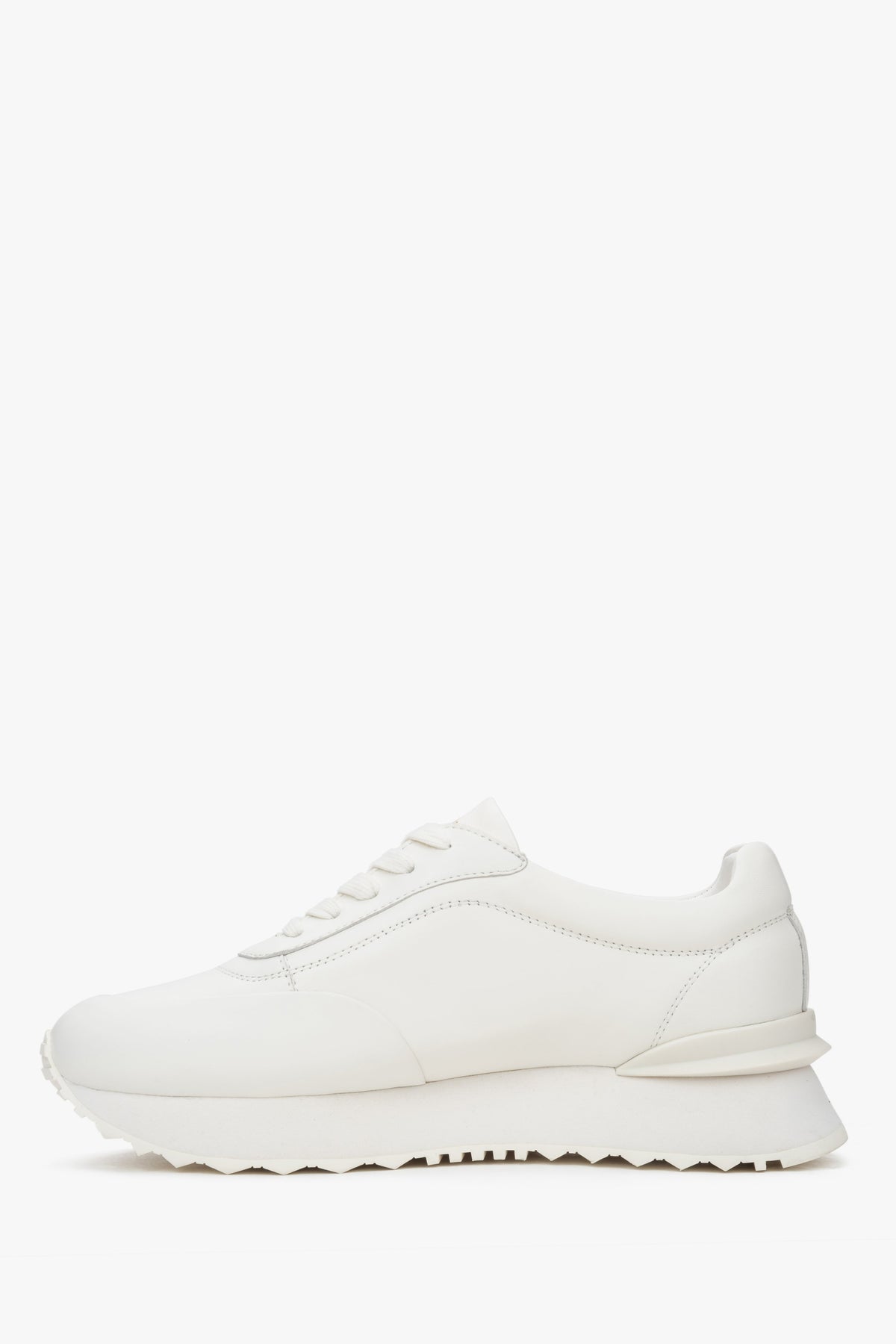 Women's sneakers by Estro in white, made of genuine leather, featuring a responsive sole.