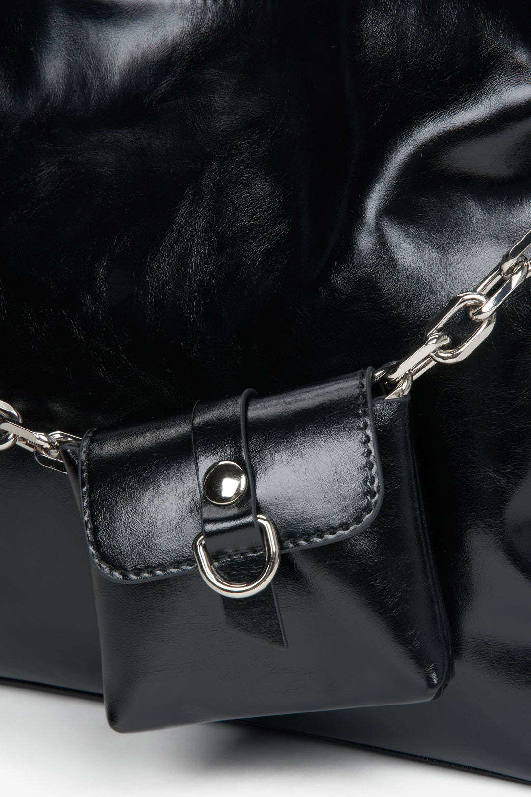 Women's black handbag Estro - a close-up on details.
