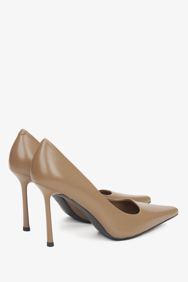 Estro beige women's high heels made of natural leather with a pointed toe.