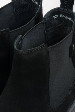 Men's velour chelsea boots Estro in black - close-up of the details.