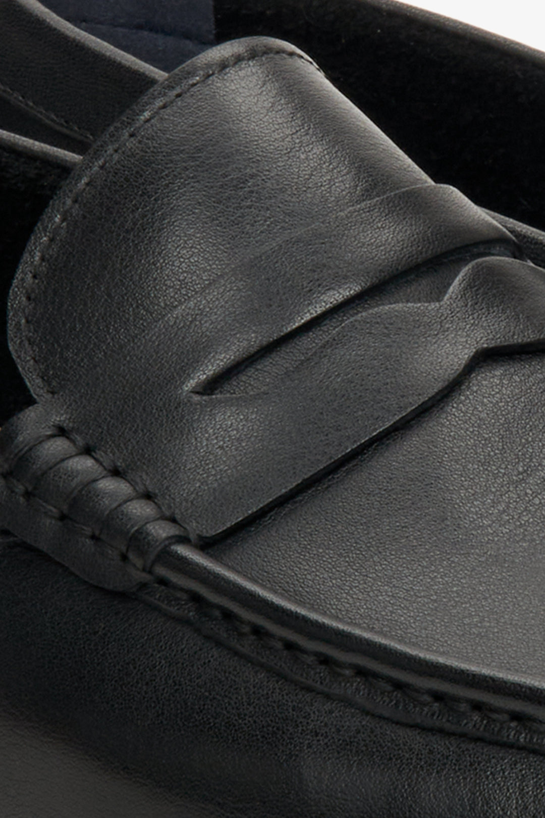 Estro men's black leather loafers for spring and autumn - close-up on the heel and side seam of the shoes.