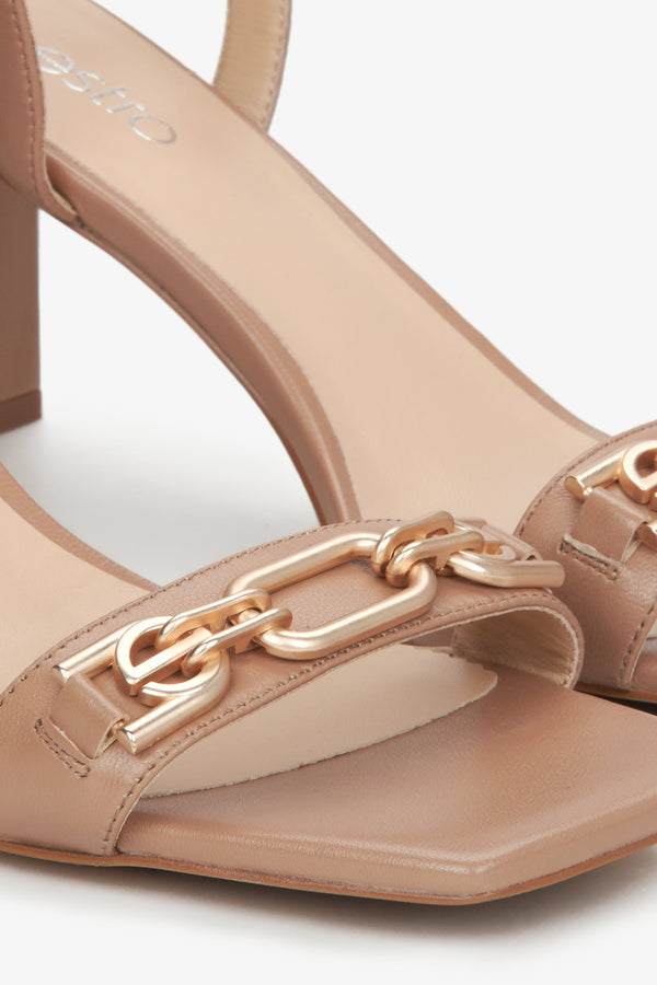 Estro women's block heel sandals in beige genuine leather - close-up on the detail.