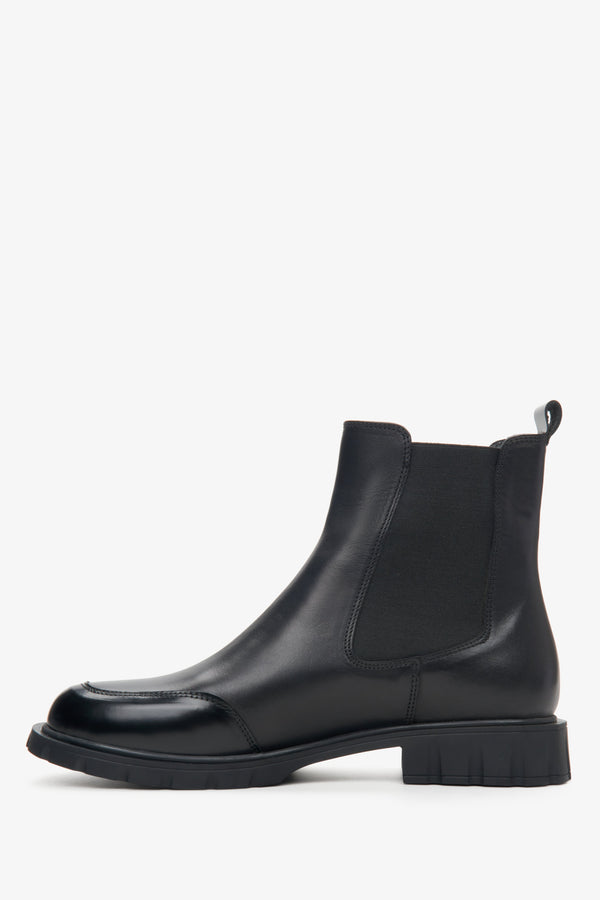 Women's comfortable Estro black Chelsea boots - shoe profile.