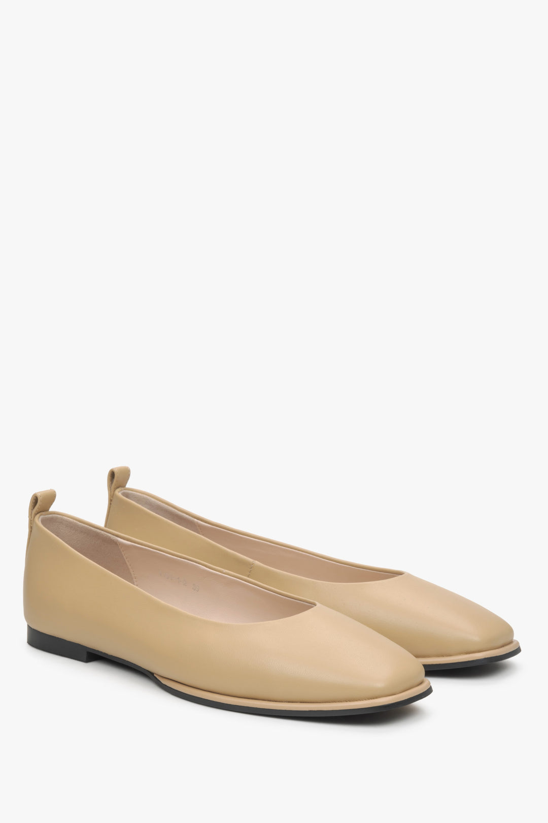 Estro women's beige leather ballet flats.