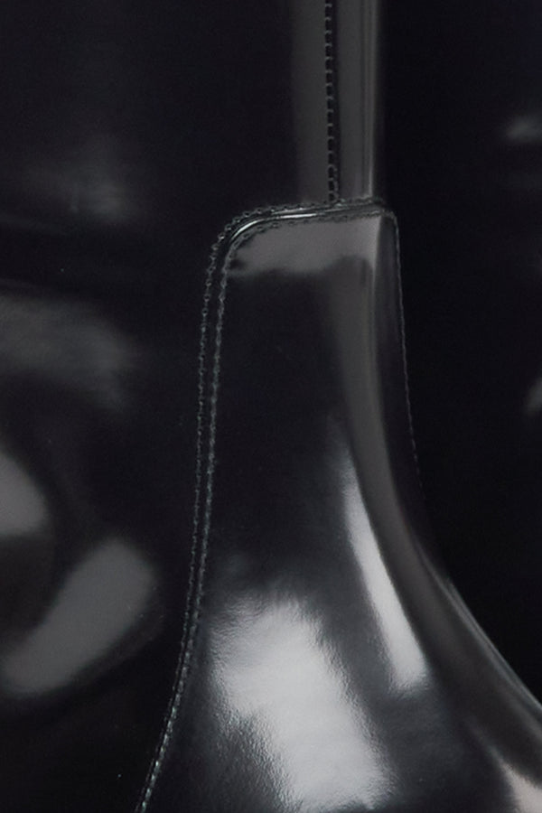 Estro women's black leather knee-high boots with a wide shaft and high-gloss finish - close-up of the details.