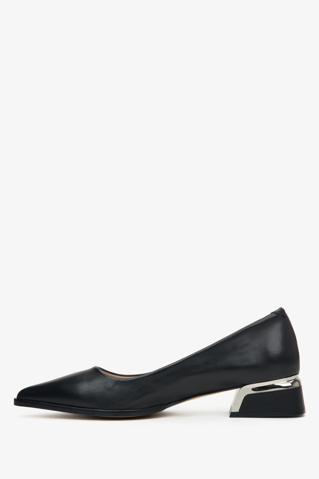 Women's black pumps by Estro - shoe profile.