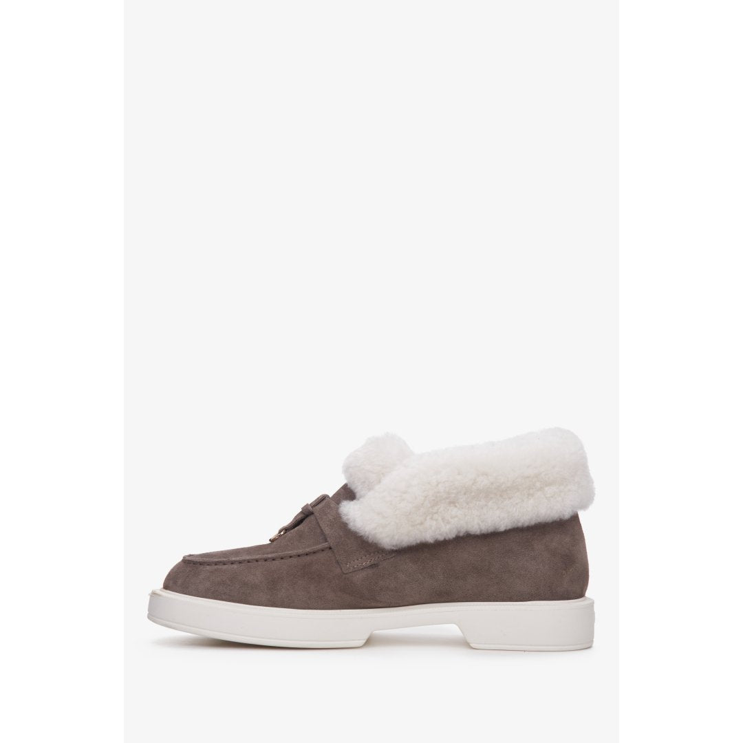 Estro women's suede grey moccasins with fur lining.