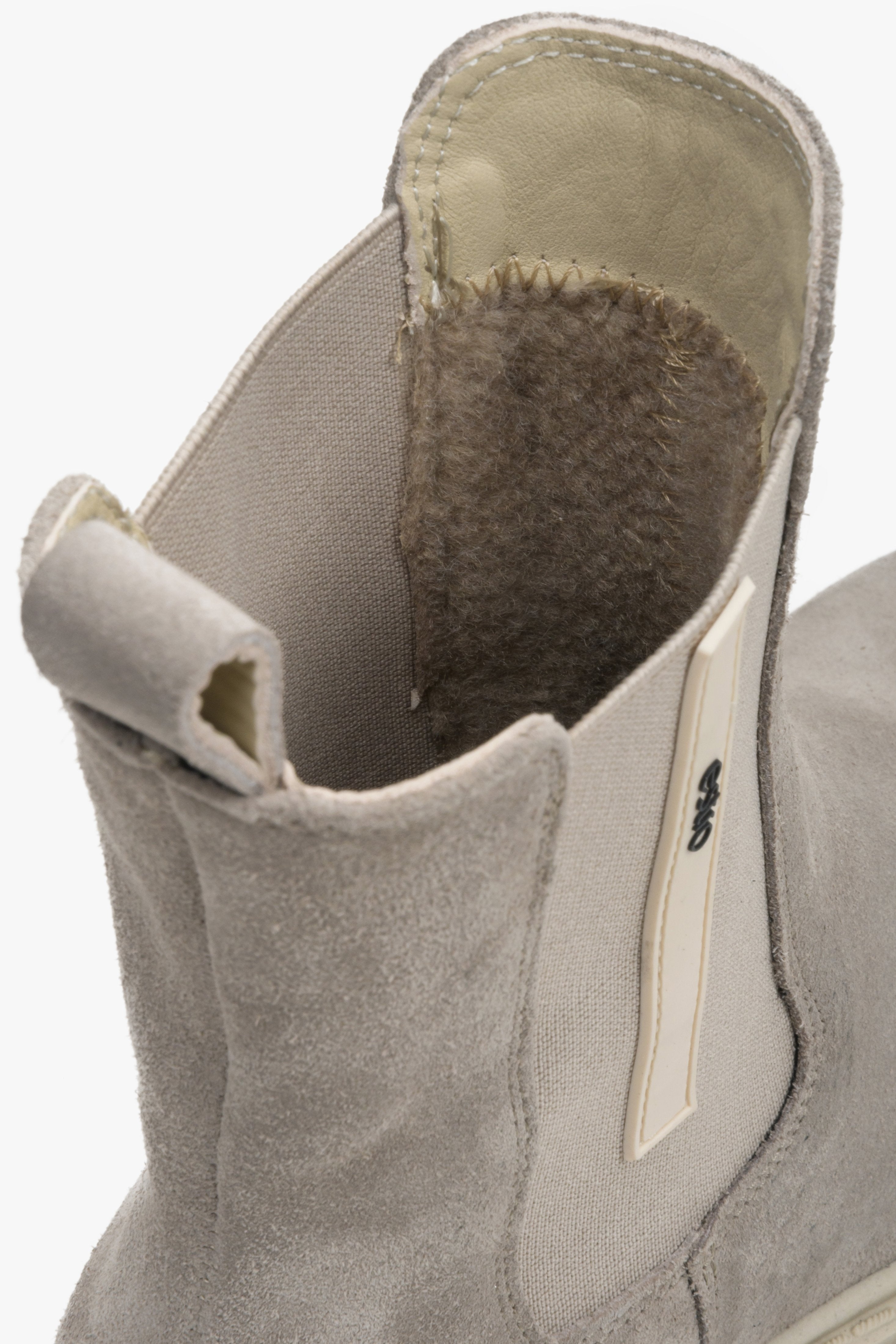 Stylish fall chelsea boot in grey by Estro - close-up on lining.