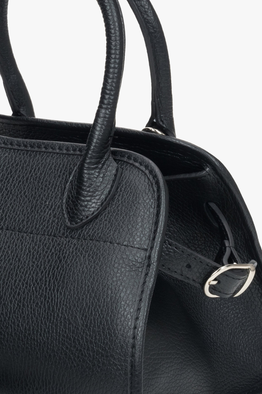 Women's black satchel bag made of Italian genuine leather by Estro - close-up of the details.