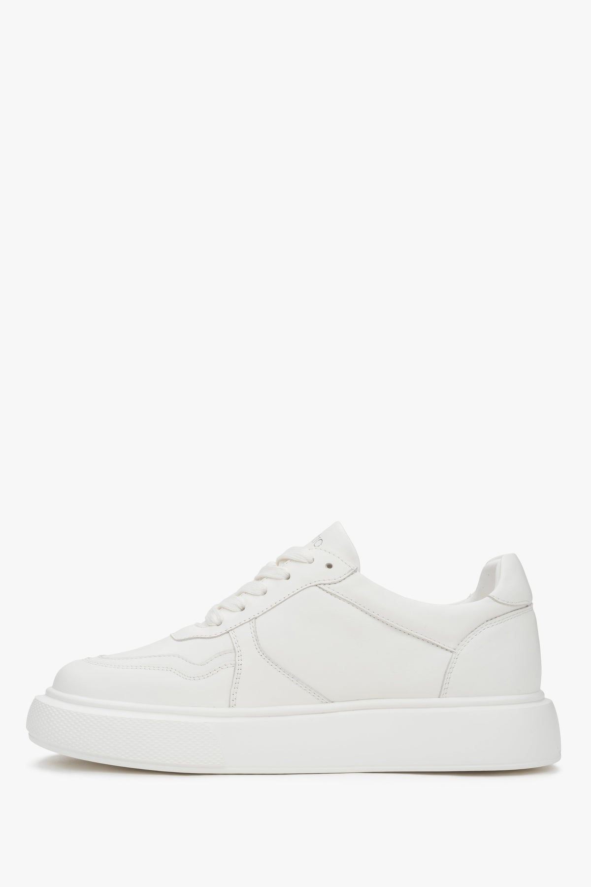 Comfortable white Estro women's sneakers, made of genuine leather and equipped with a flexible sole, perfect for active days.
