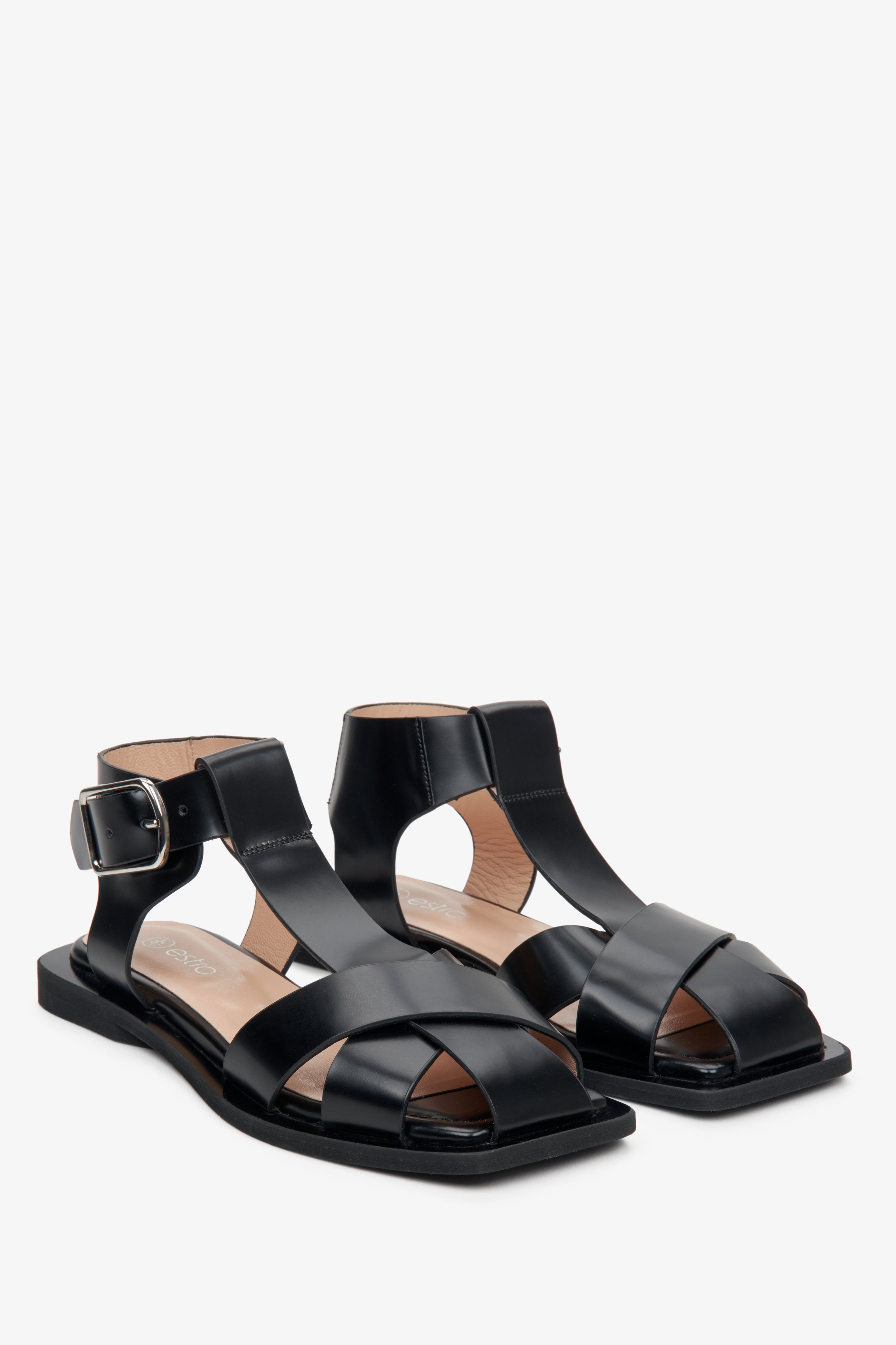Women's black leather strappy sandals by Estro - presentation of the top of the shoe and the side seam.