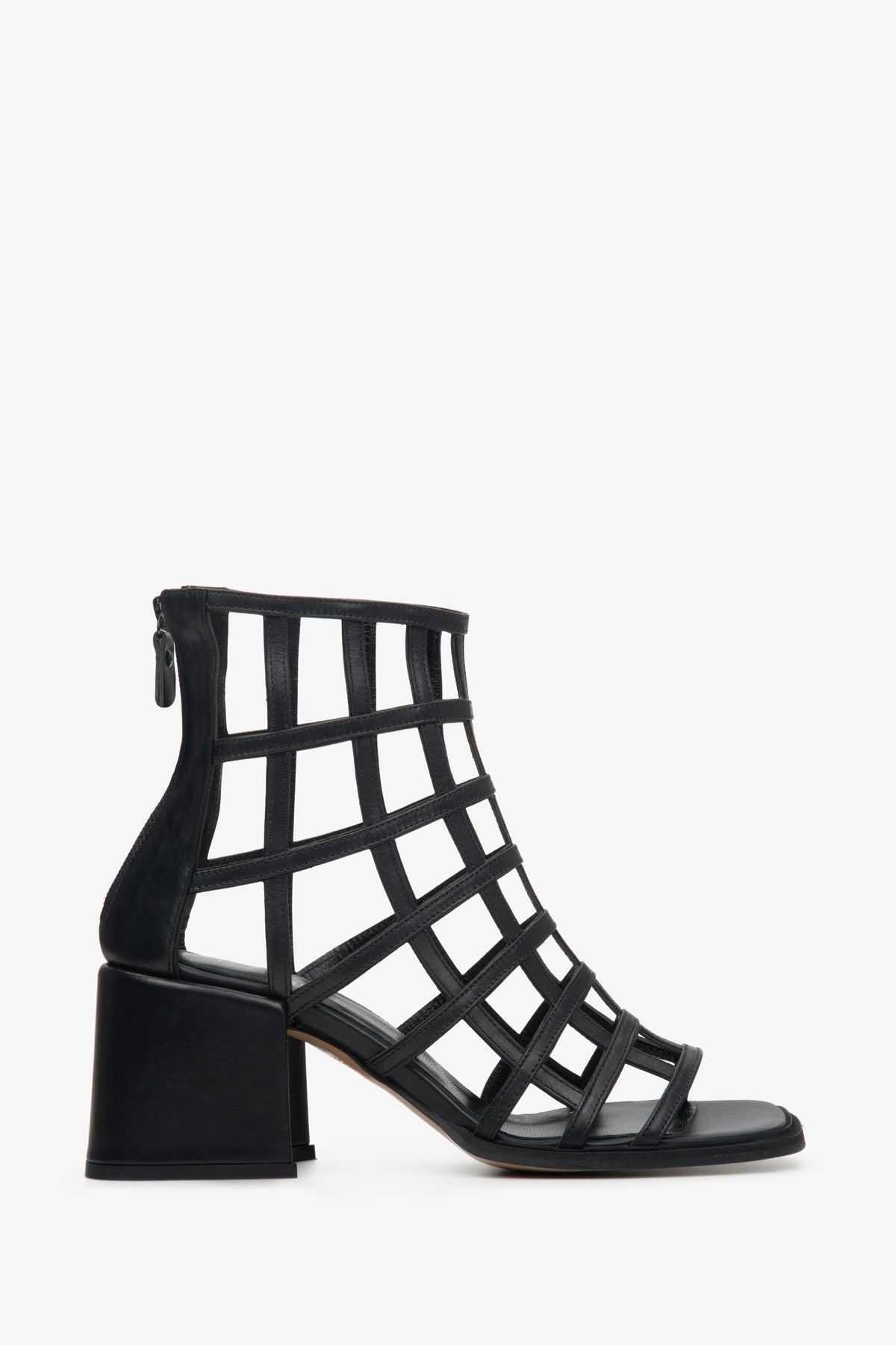 Black block heel women's sandals made of thin crossed straps.