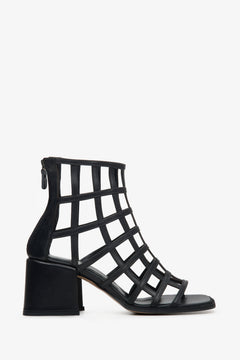 Black block heel women's sandals made of thin crossed straps.