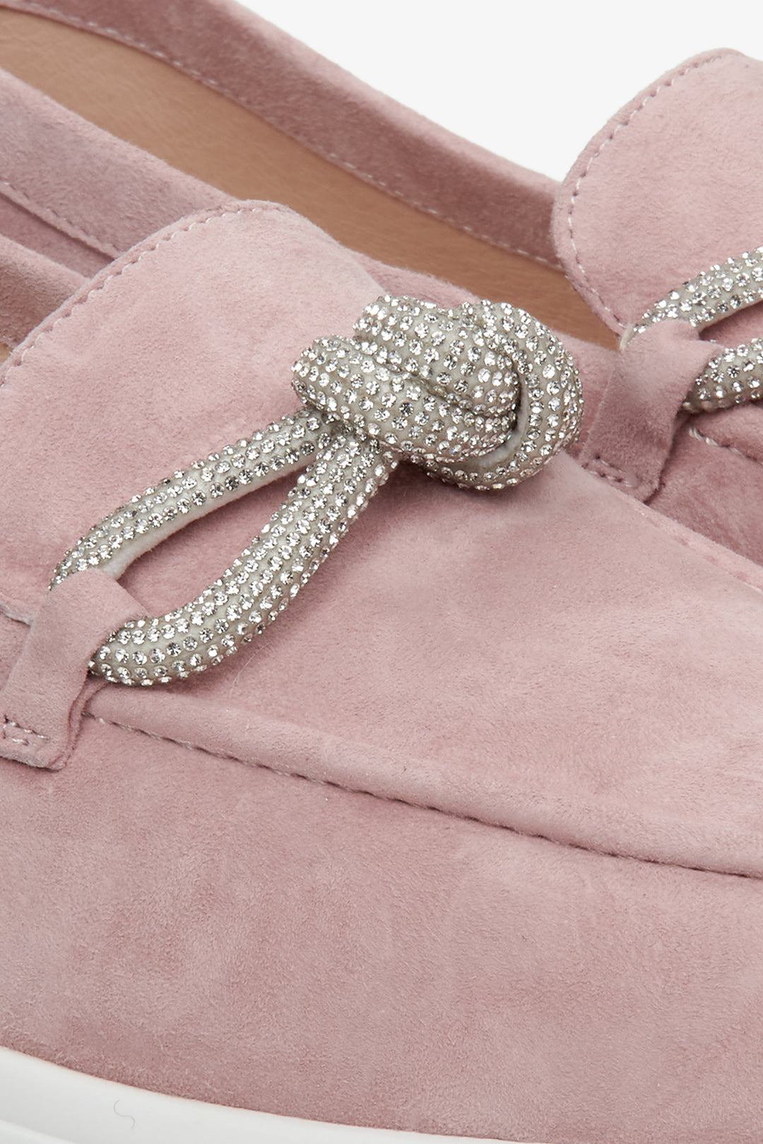 Estro women's pink velour moccasins - close-up on the decorative bow.