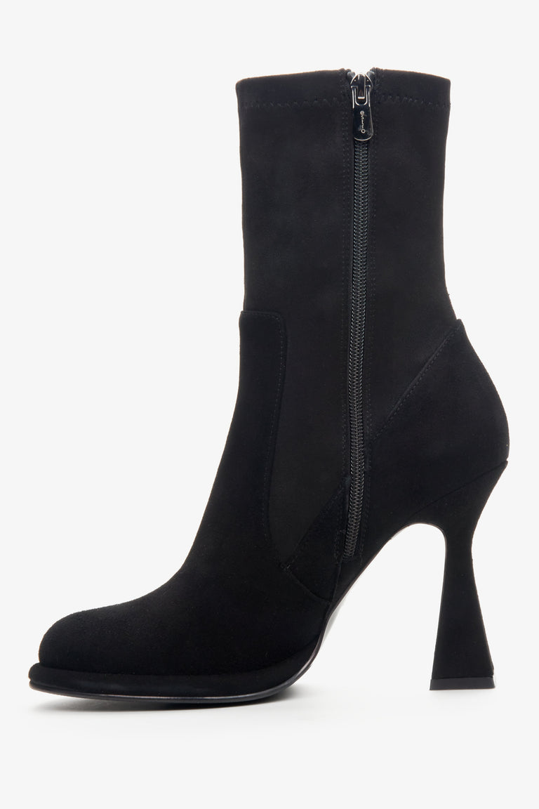 Women's black ankle boots with funnel heel made of genuine velour by Estro - shoe profile.