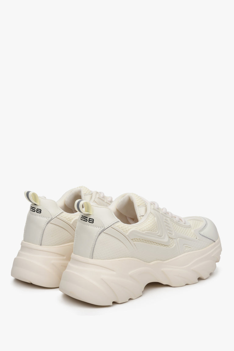 Women's beige ES 8 sneakers on a thick sole - close-up of the thick sole and heel.