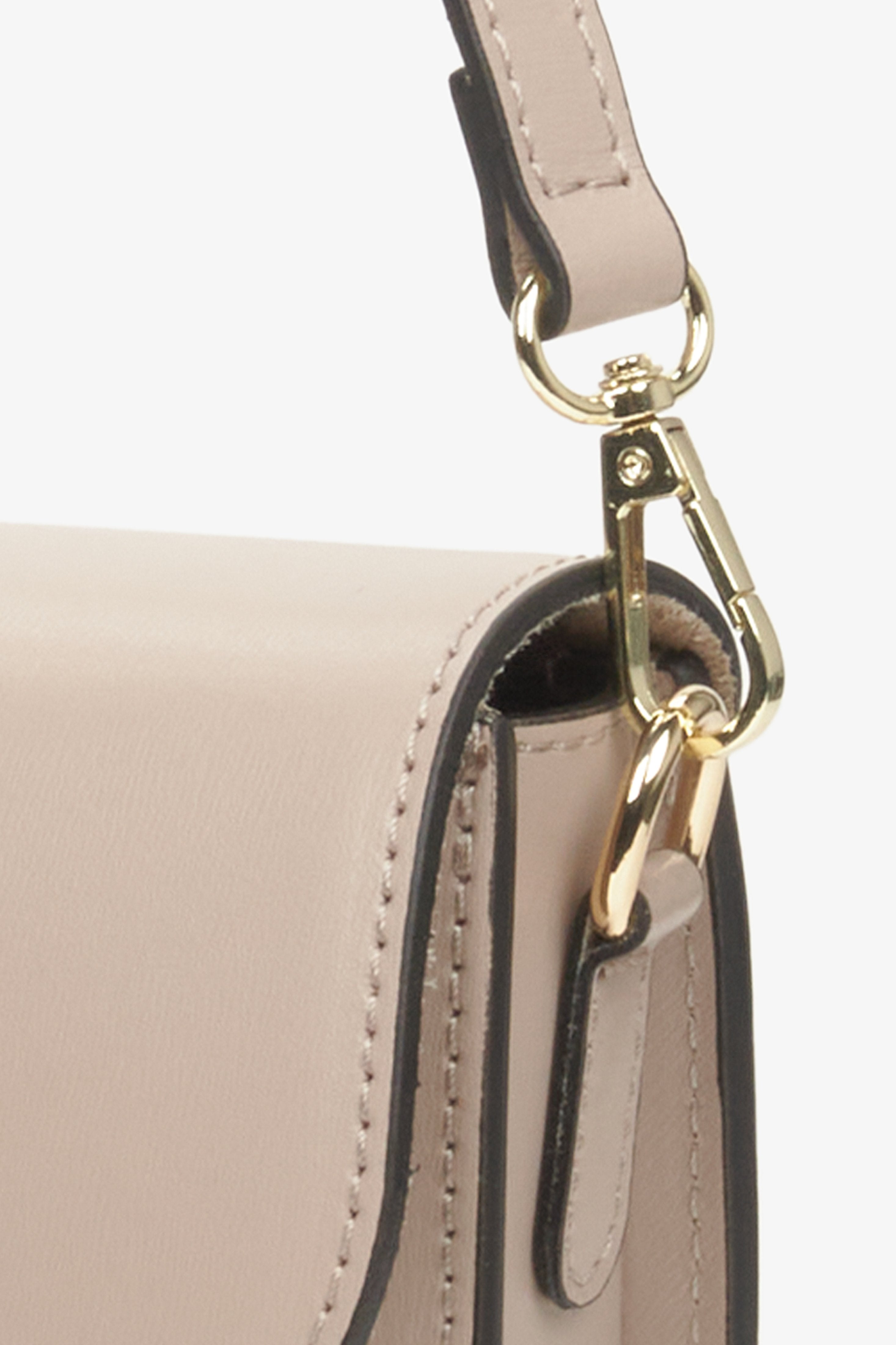 Estro women's handbag made from genuine beige leather - close-up of the fastening system.