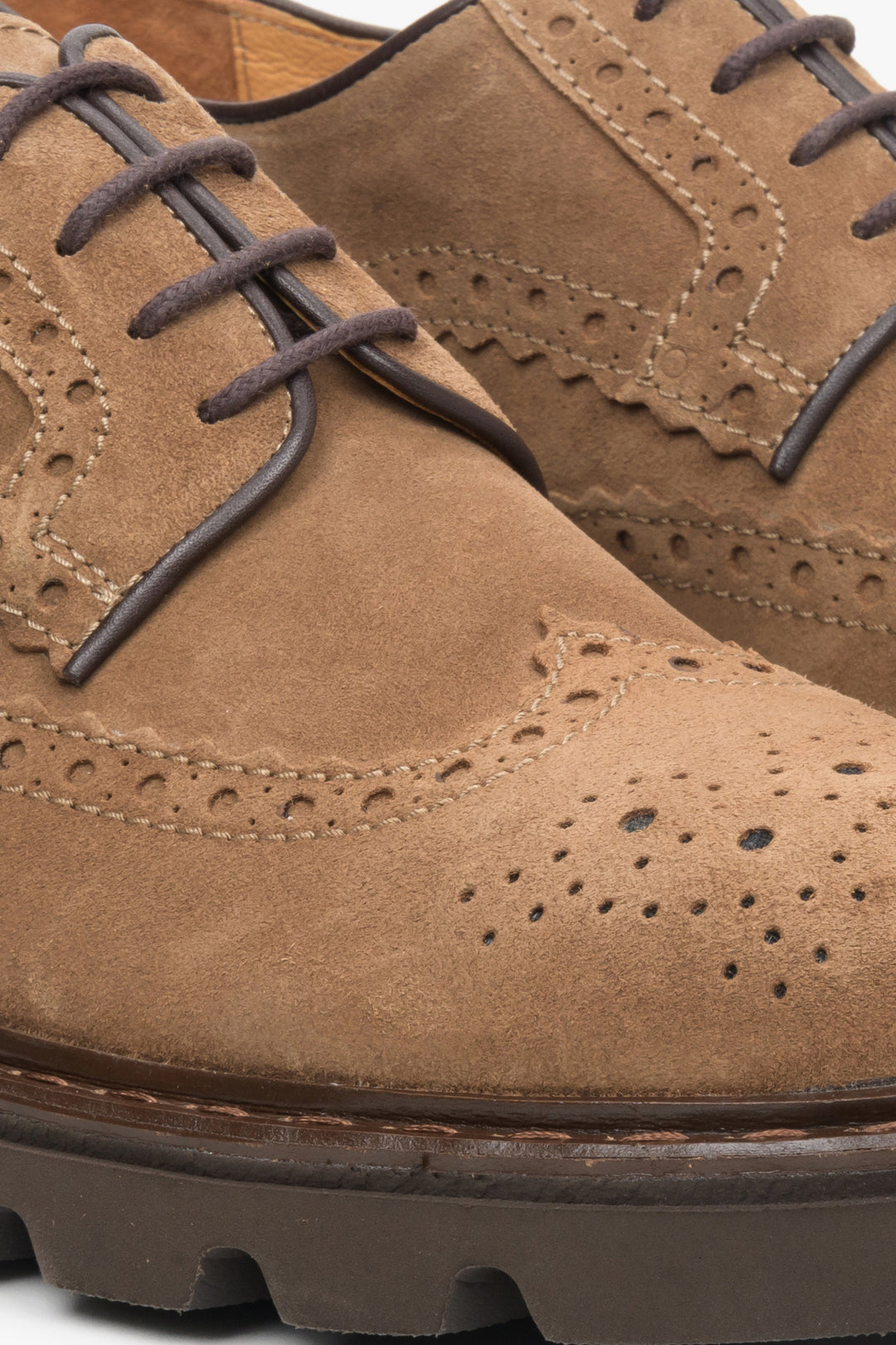 Men's light brown Oxford shoes in genuine suede by Estro - close-up on the details.