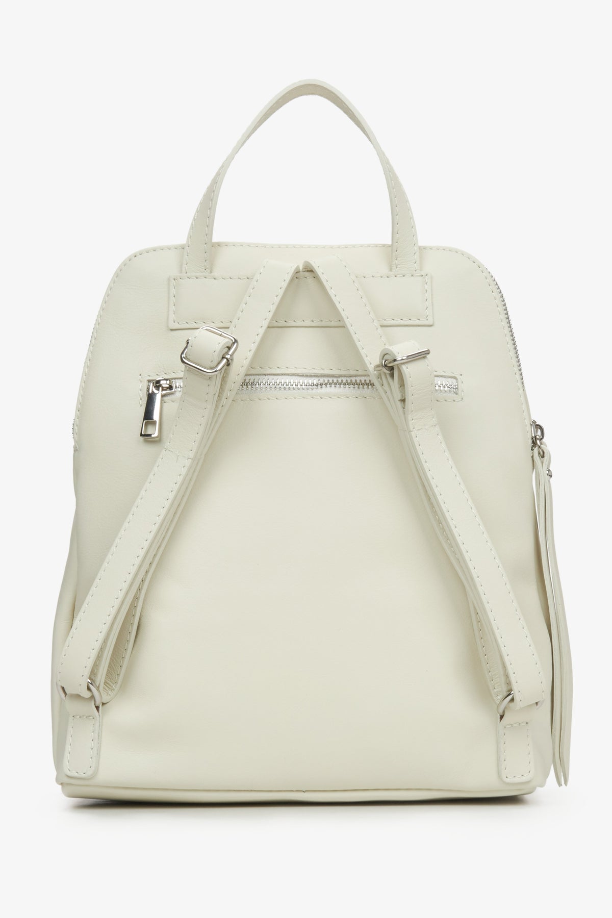 Women's leather millky-beige Estro backpack - close-up on the back of the model.