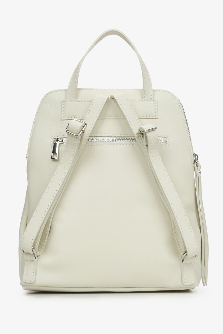 Women's leather millky-beige Estro backpack - close-up on the back of the model.