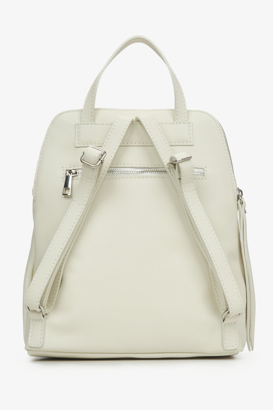 Women's leather millky-beige Estro backpack - close-up on the back of the model.