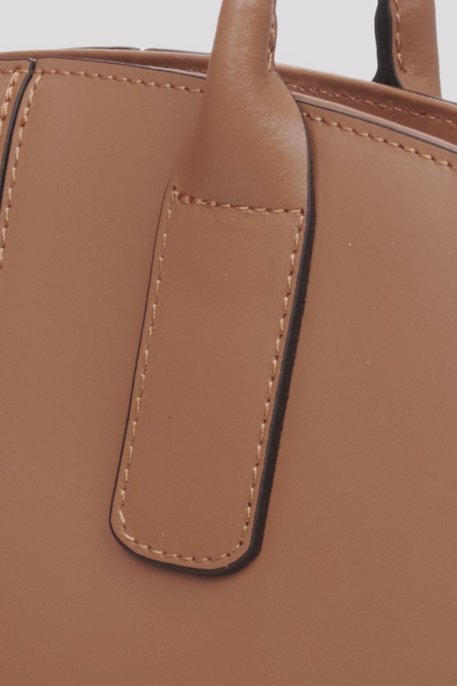 Estro brown leather women's bag - close-up on details.