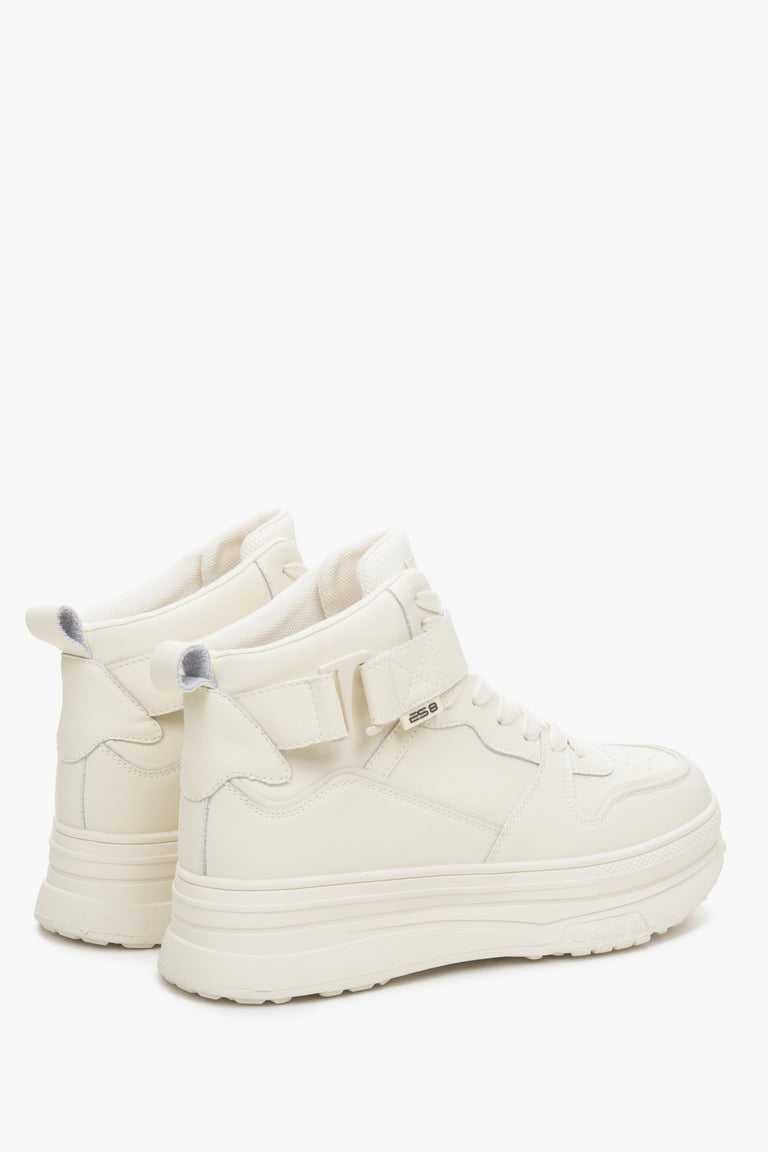 Leather, high-top women's sneakers ES8 in light beige colour - close-up on the side line of the shoe.