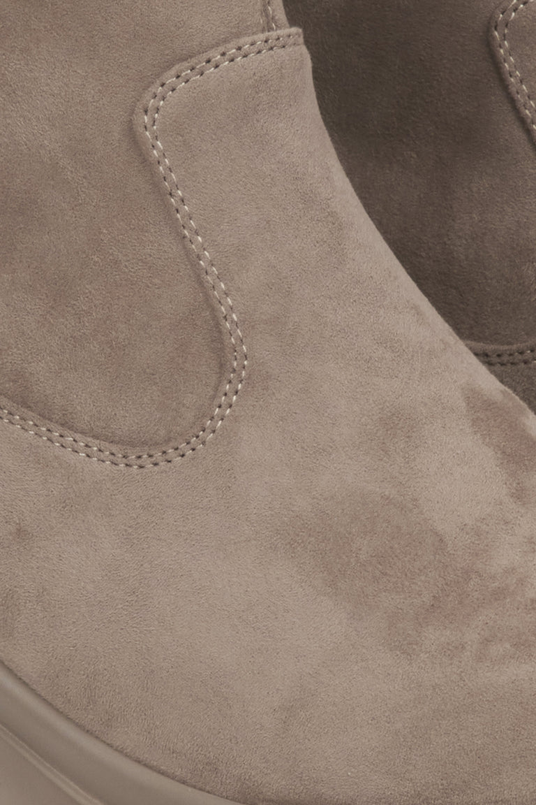 Women’s beige velour chelsea boots Estro - close-up of the details.