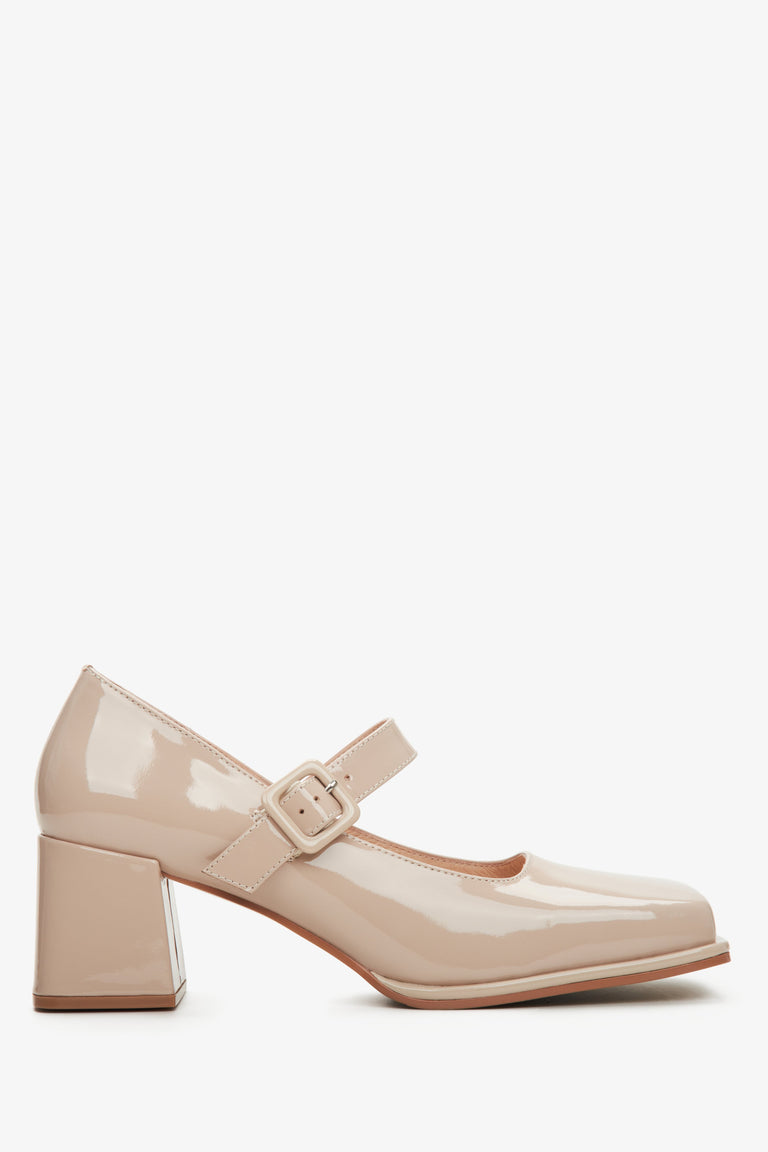 Women's beige leather low-heeled pumps in black - shoe profile.