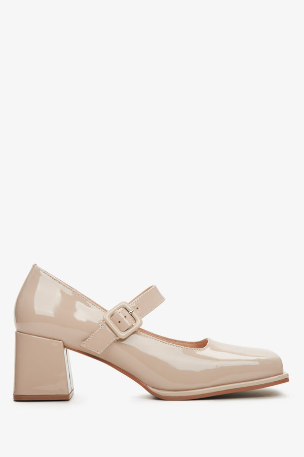 Women's beige leather low-heeled pumps in black - shoe profile.