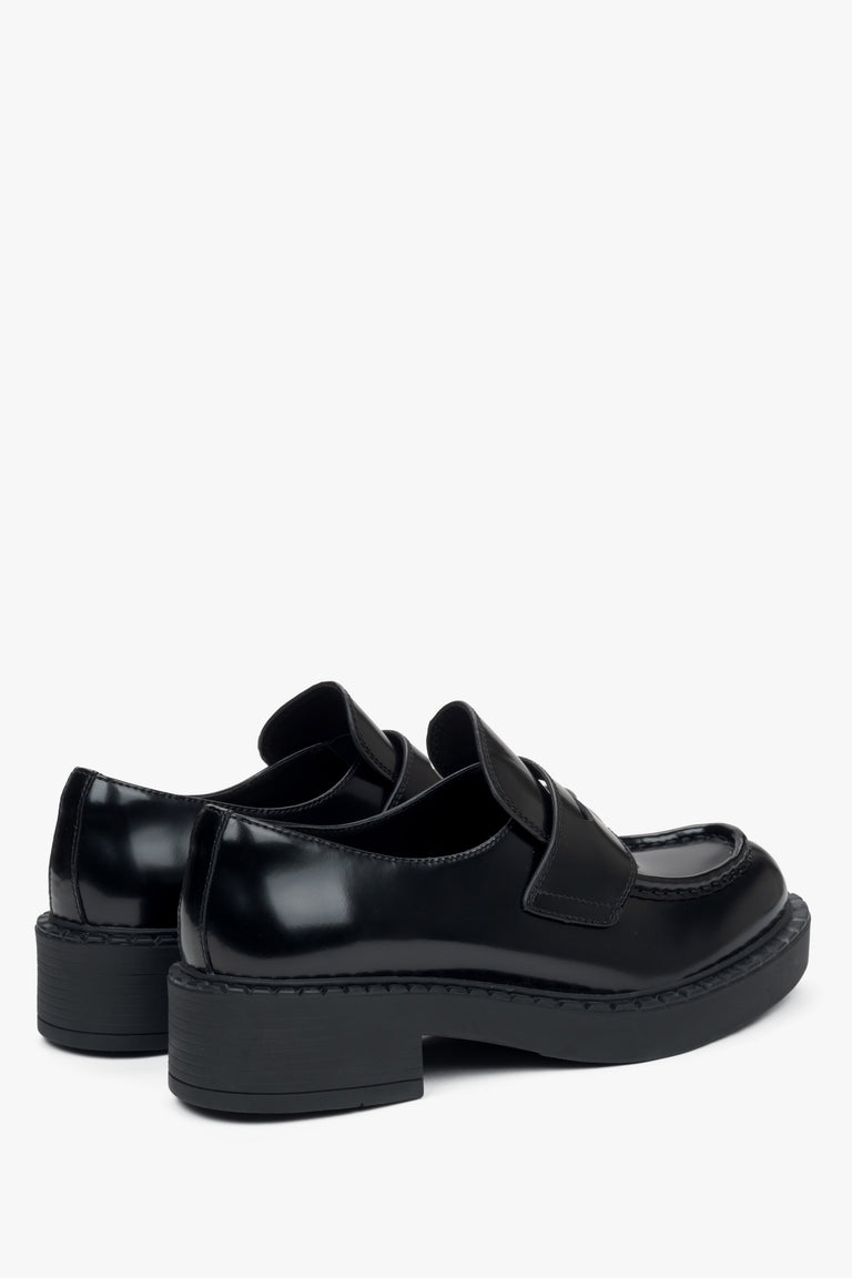 Women's black leather loafers Estro - close-up of the heel and side line.