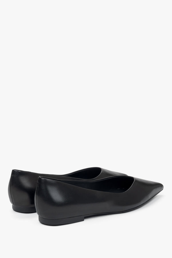 Estro women's black ballet flats with pointed toes made of genuine leather - close-up of the heel.