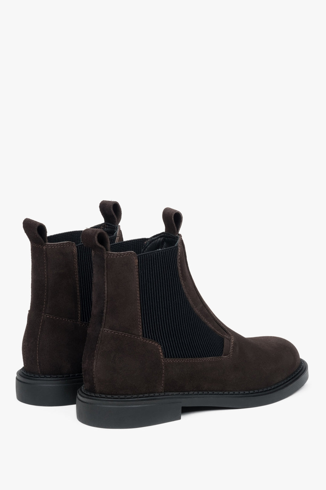 Dark brown women's chelsea boots made of natural velour Estro - close-up of the heel.