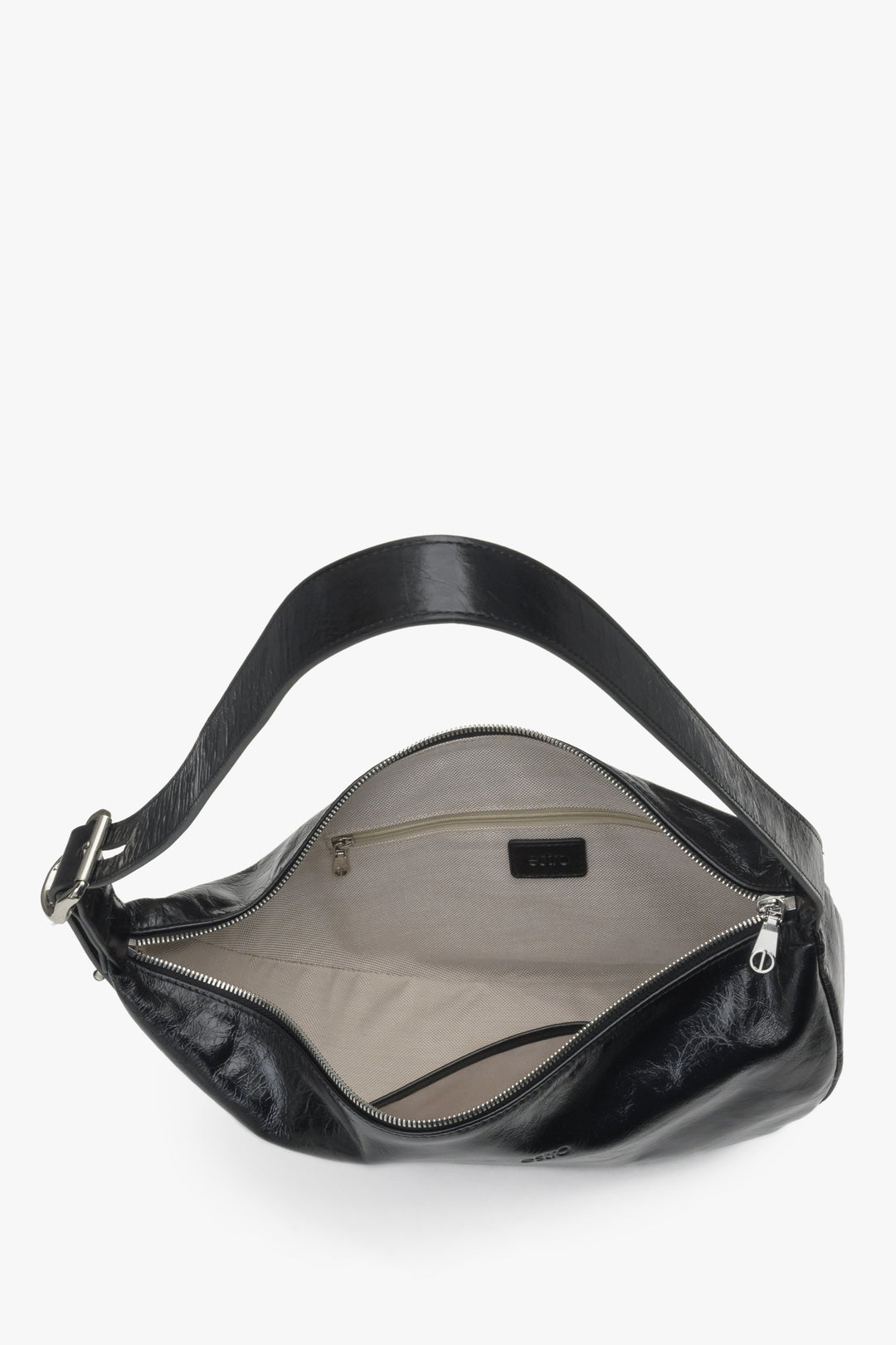 Women's black patent leather Estro shoulder bag - close-up on the interior of the model.