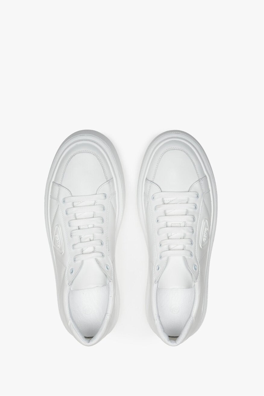 Men's white leather sneakers by Estro - view of the upper part of the shoes.