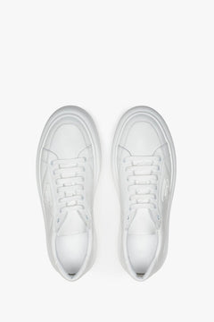 Men's white leather sneakers by Estro - view of the upper part of the shoes.
