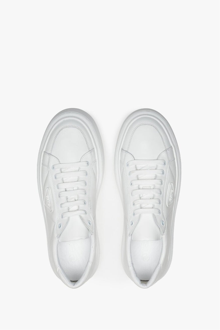 Men's white leather sneakers by Estro - view of the upper part of the shoes.