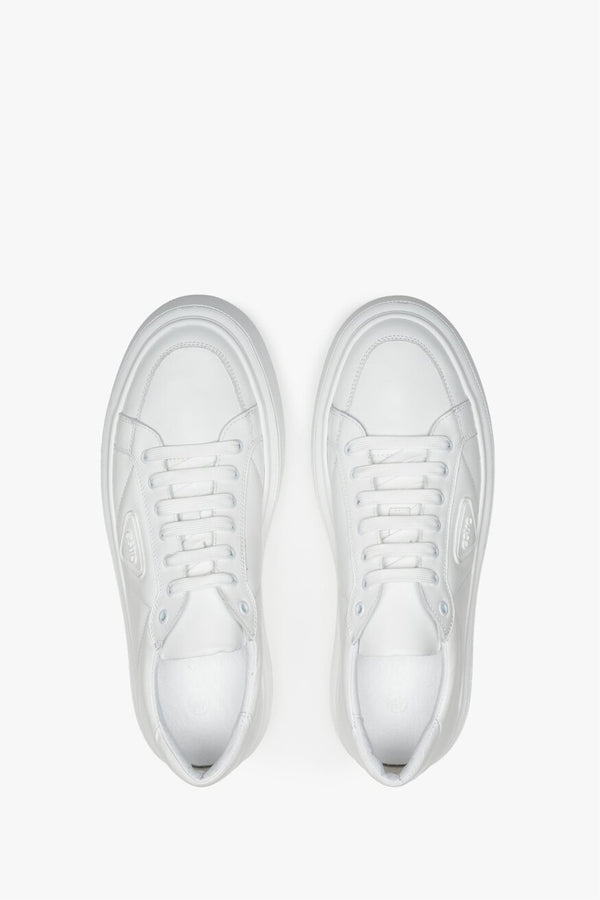 Men's white leather sneakers by Estro - view of the upper part of the shoes.