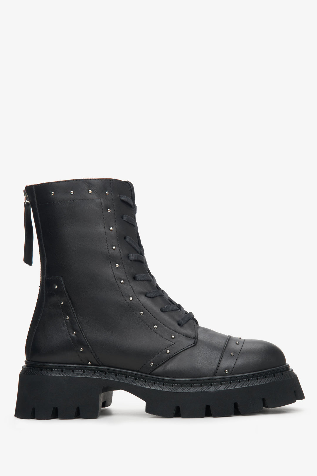 Black leather ankle boots Estro - shoe profile.