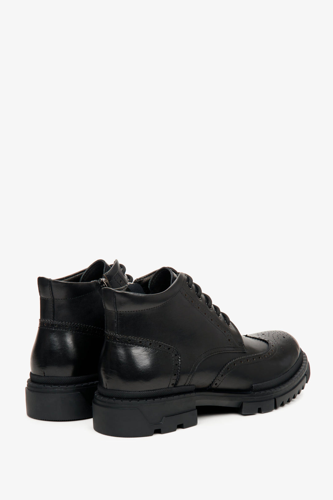 Women's Estro black leather winter boots - presentation of the shoe's heel.