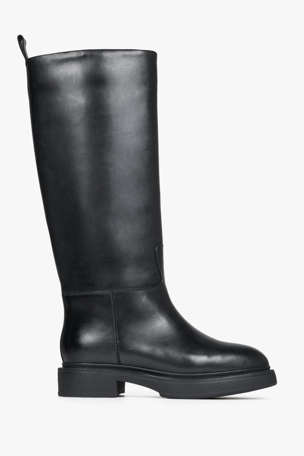 Women's high black winter boots made of genuine leather by Estro - close-up on the inner part of the shoe's seam.