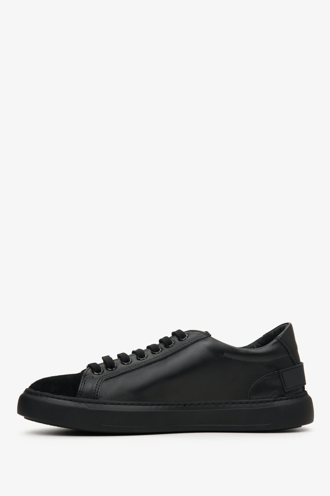 Black leather and suede women's sneakers by Estro: presentation of the shoe profile.