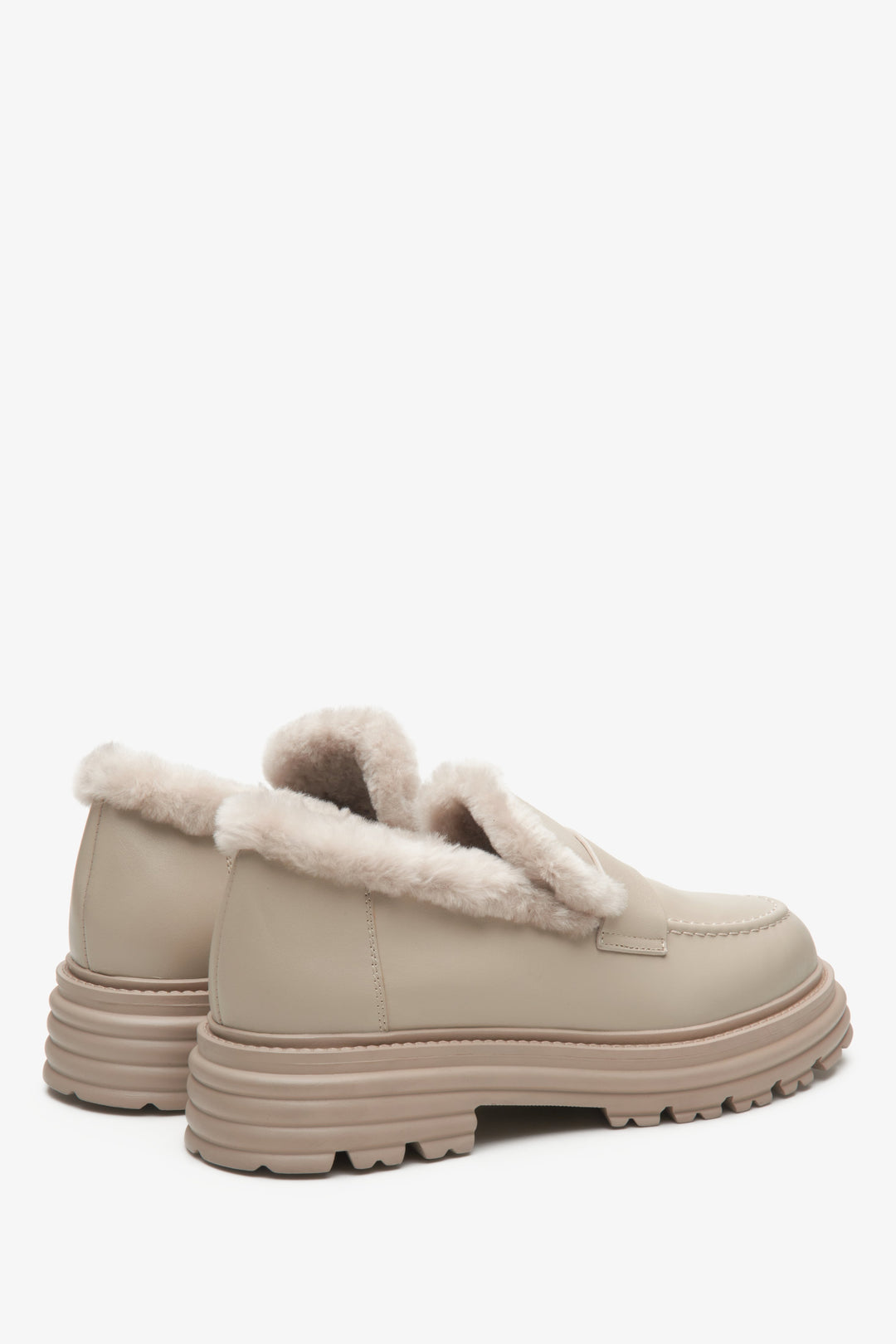 Women's leather moccasins by Estro in beige with insulation - close-up on the heel and side line of the shoes.
