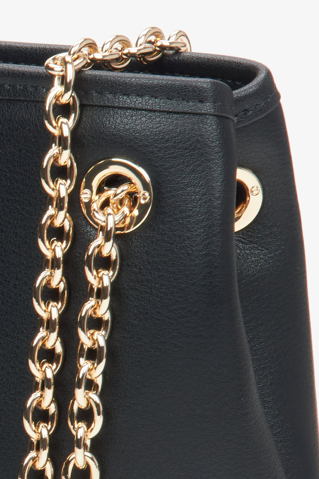 Women's black chain bag Estro - a close-up on details.