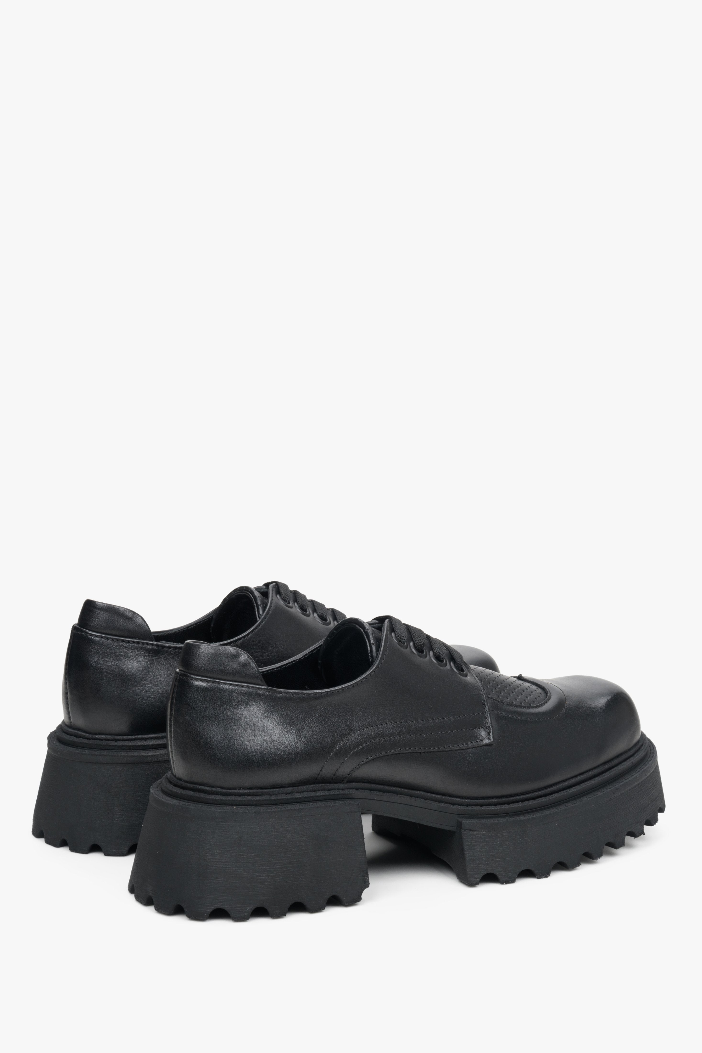  Women's lace-up shoes in black made of genuine leather by Estro - close-up on the side line and heel.